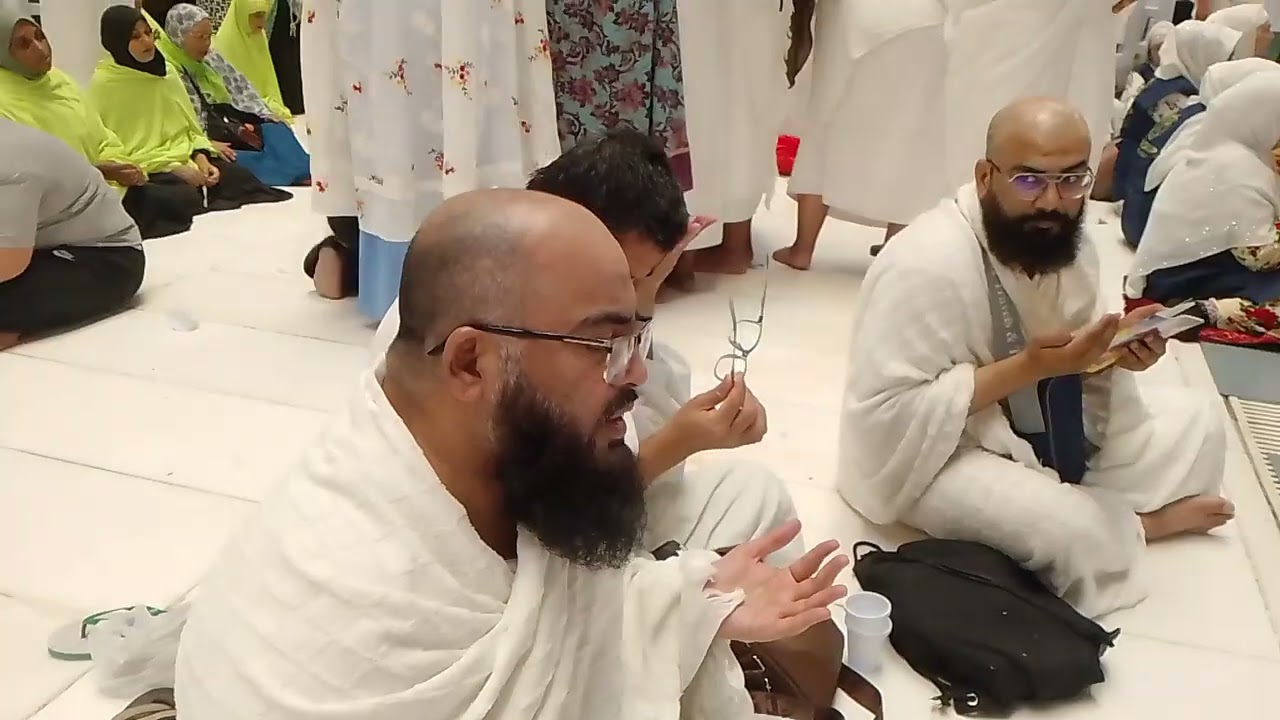 مرشد کریم کعبہ شریف مے طواف کے بعد دعا فرما رہے ہیں۔ 
