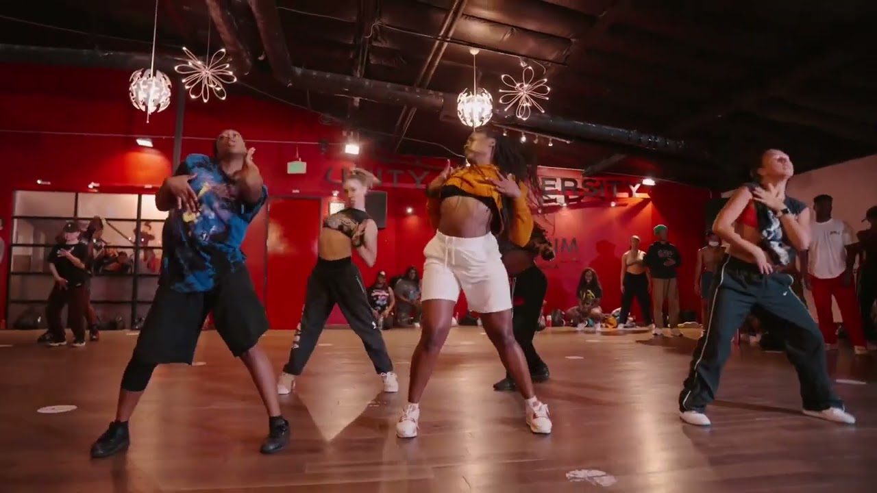 Chlöe Bailey - Treat Me Choreography By: Hollywood