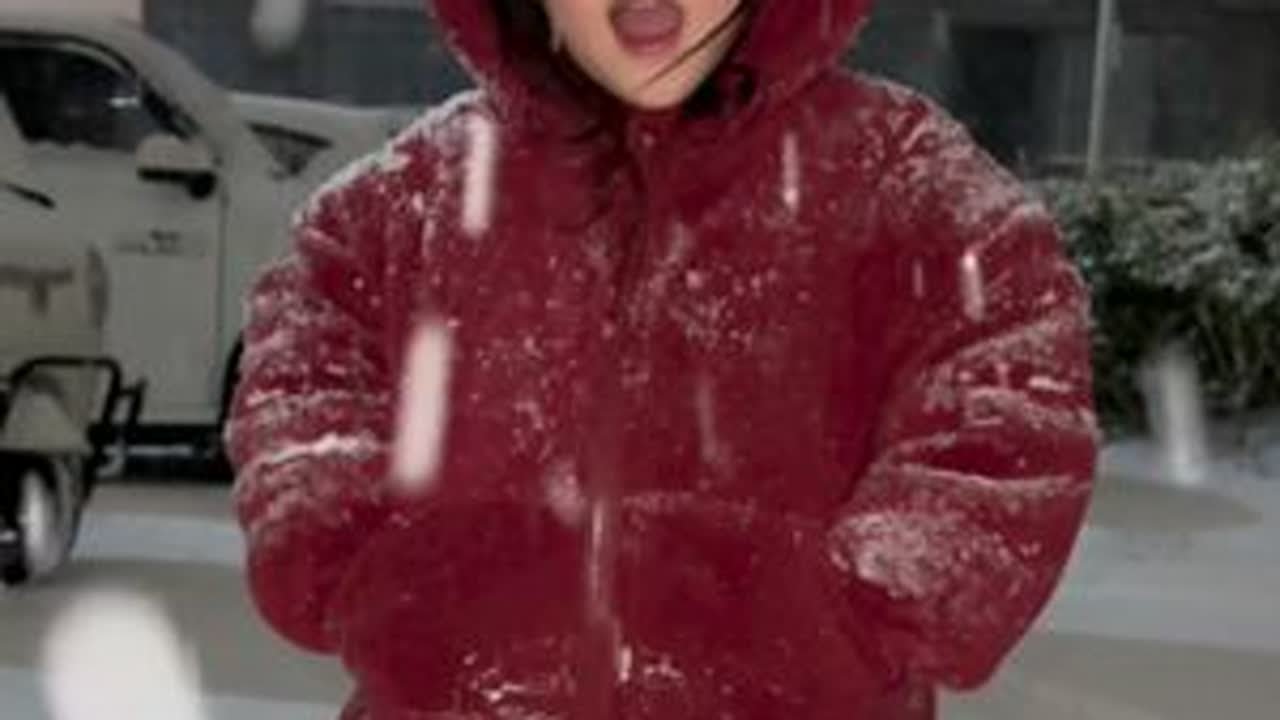 胡幼恩看到窗户外的雪景，按耐不住了，非要去楼下玩雪，刚到楼下就摔一跤。#记录真实生活 #记录日常生活 #记录孩子的点点滴滴 #下大雪