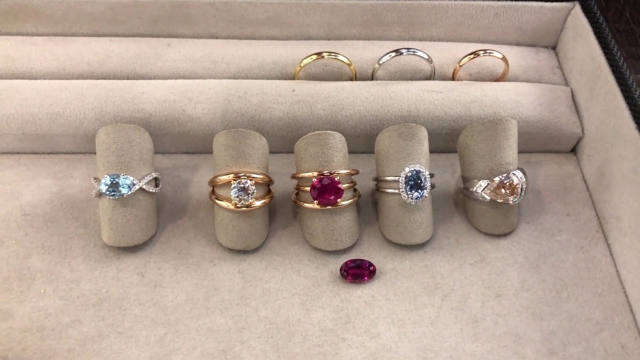 La création d'une bague autour d'une tourmaline