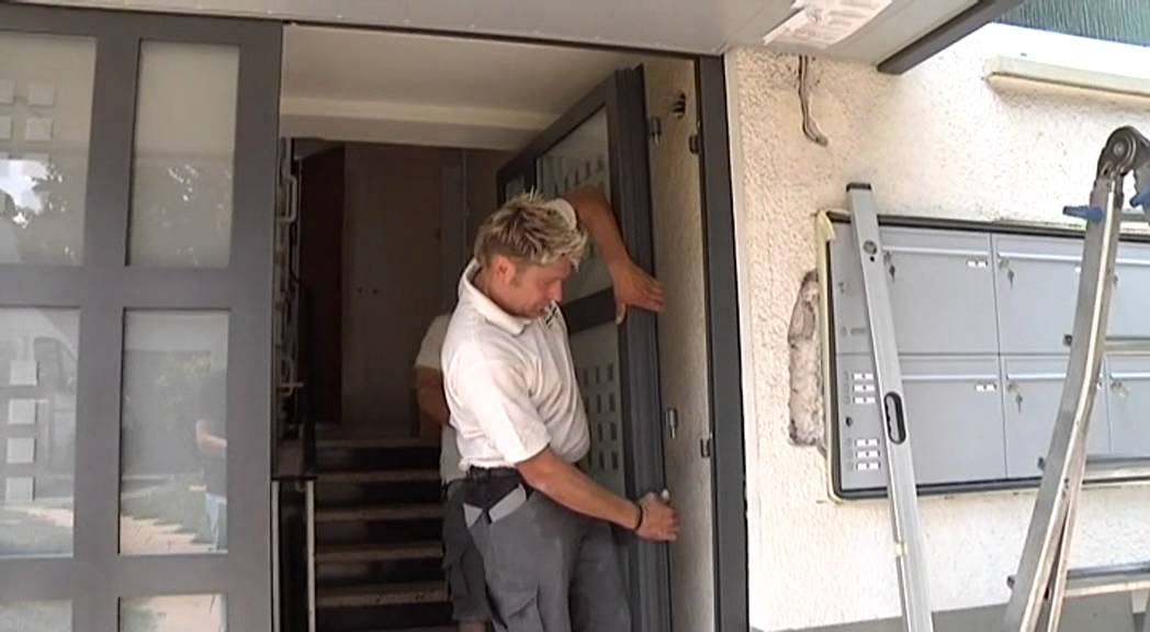 Lieber.gleich.richtig - Montage Haustüre mit Überschubvordach und Briefkastenanlage