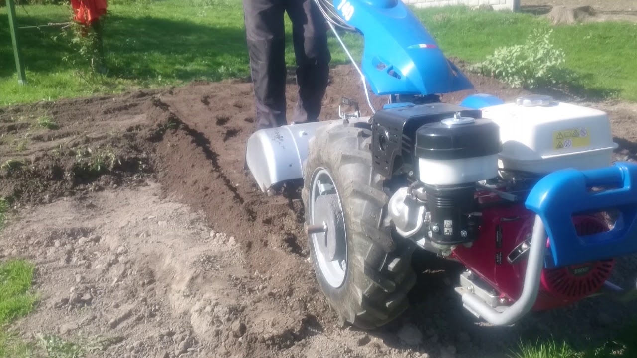 BCS z glebogryzarką w akcji
