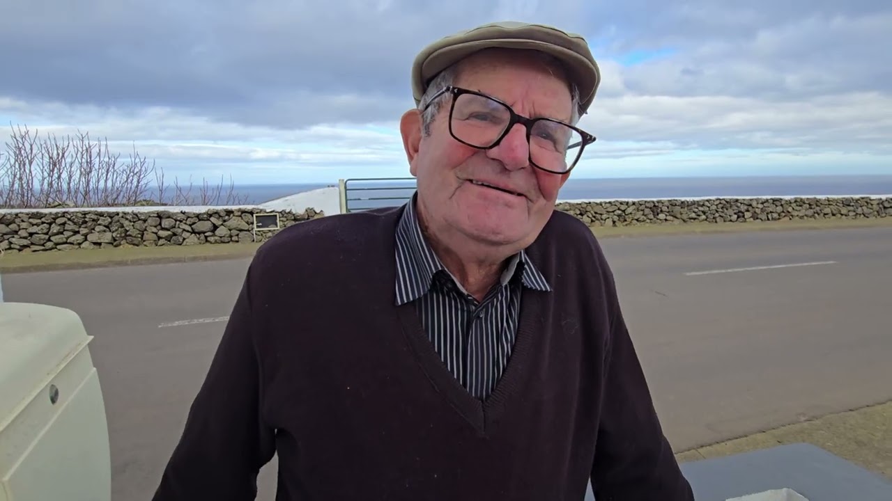 Tio António e o seu gato branco