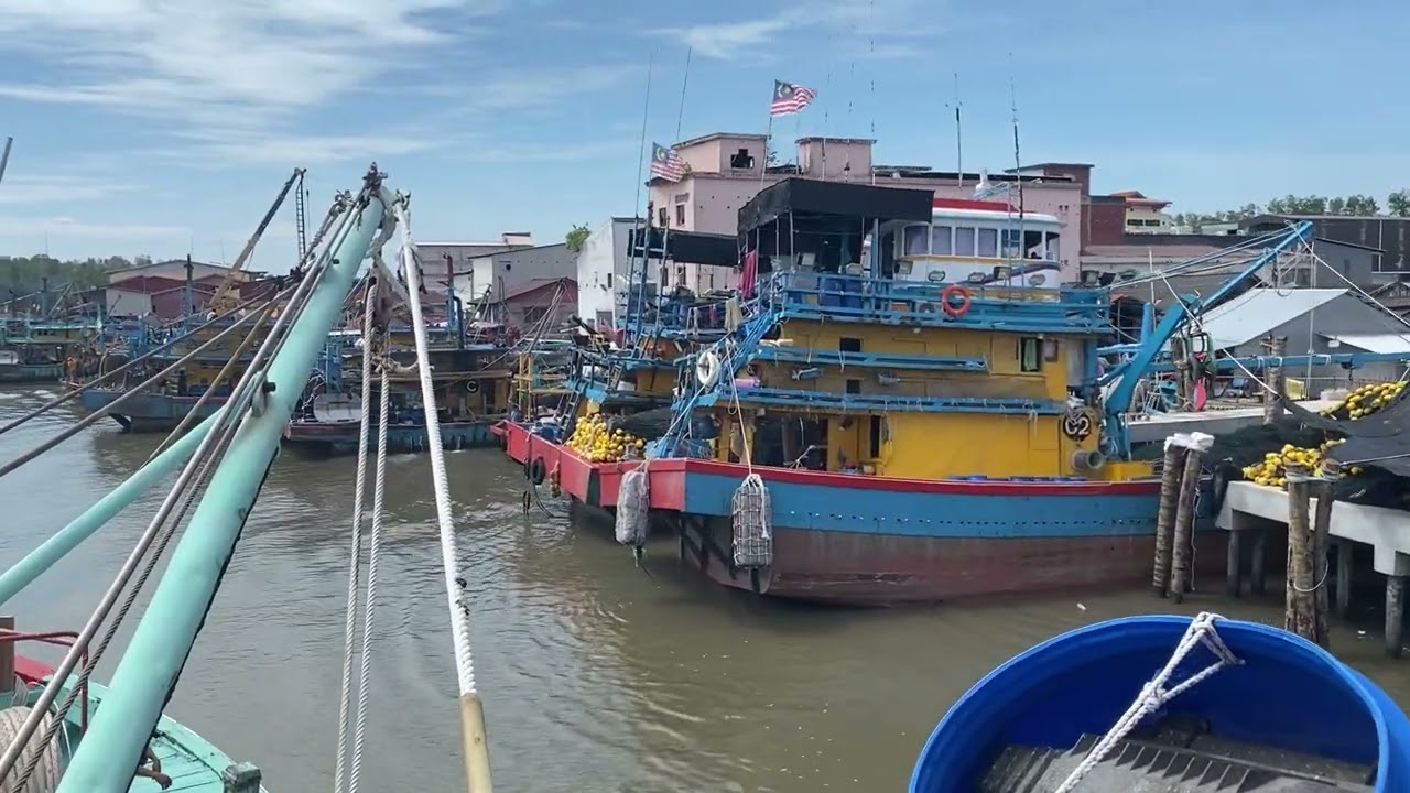 ￼ เรืออวนดำและเรือลากครับ