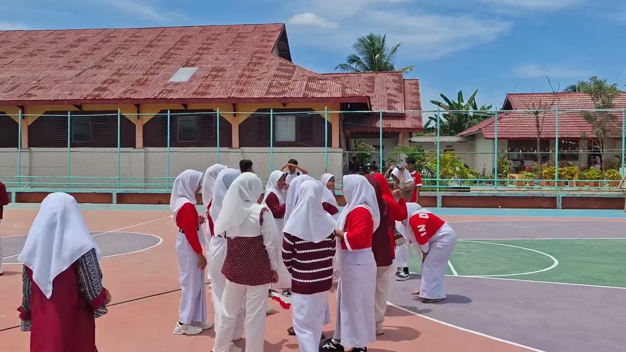 XI.7 perempuan menang lomba tarik tambang
