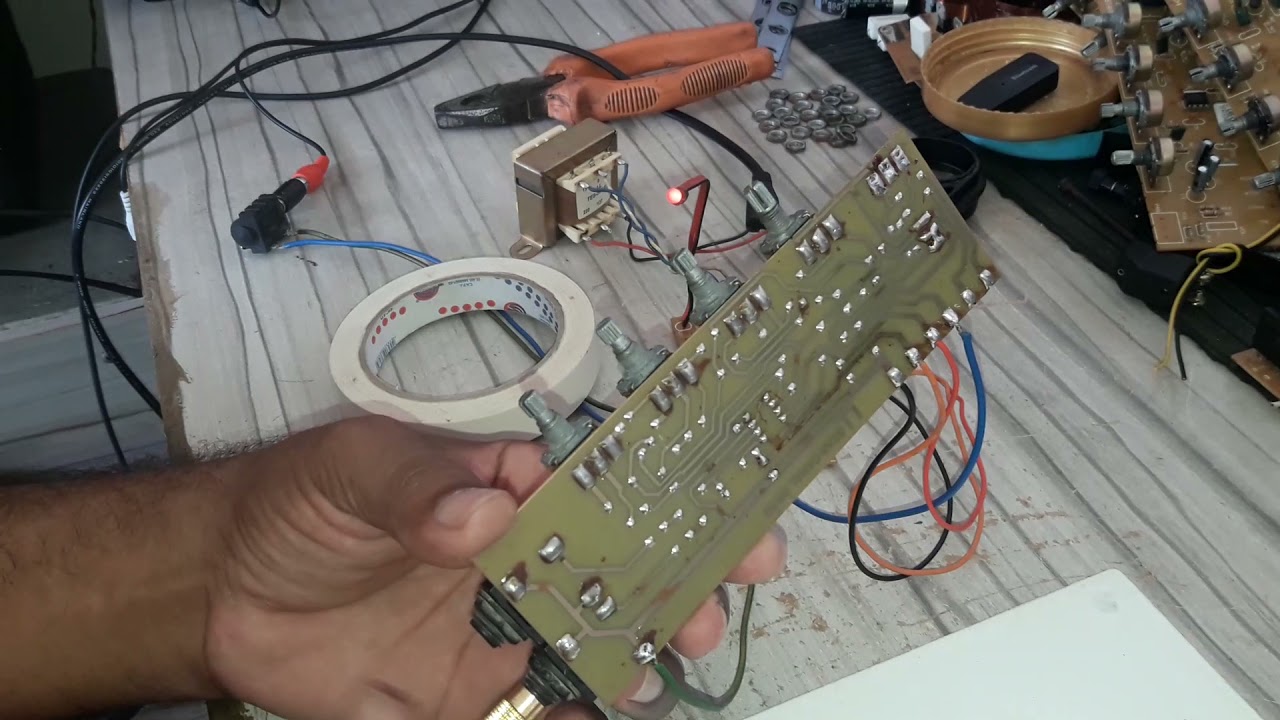 explicando pré-amplificador tirado de mesa de som