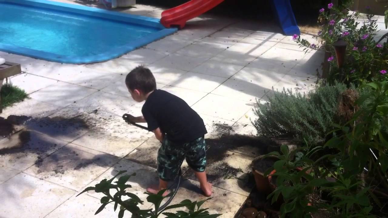 Lucas Menchik fazendo arte