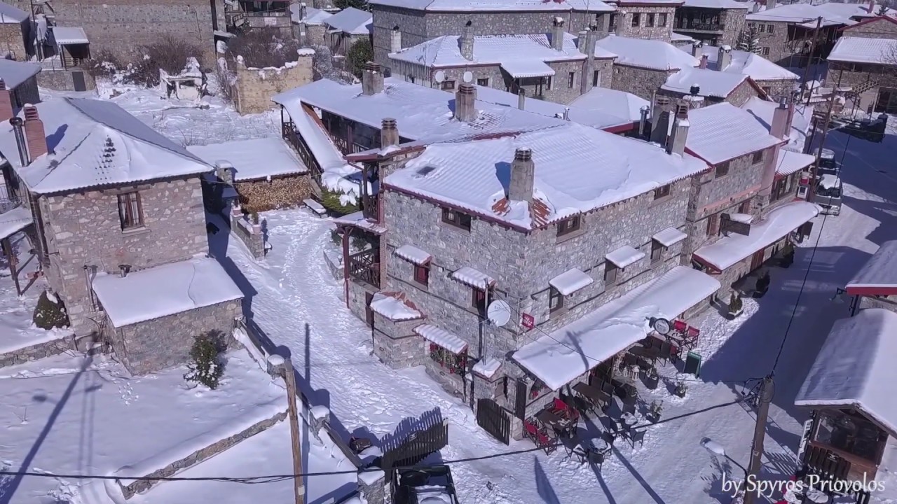 Πετώντας επάνω από τον χιονισμένο Παλιό Άγιο Αθανάσιο στο Καϊμακτσαλάν