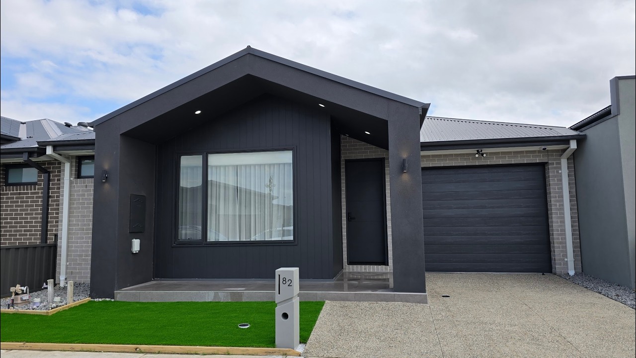 82 Burrawang Loop