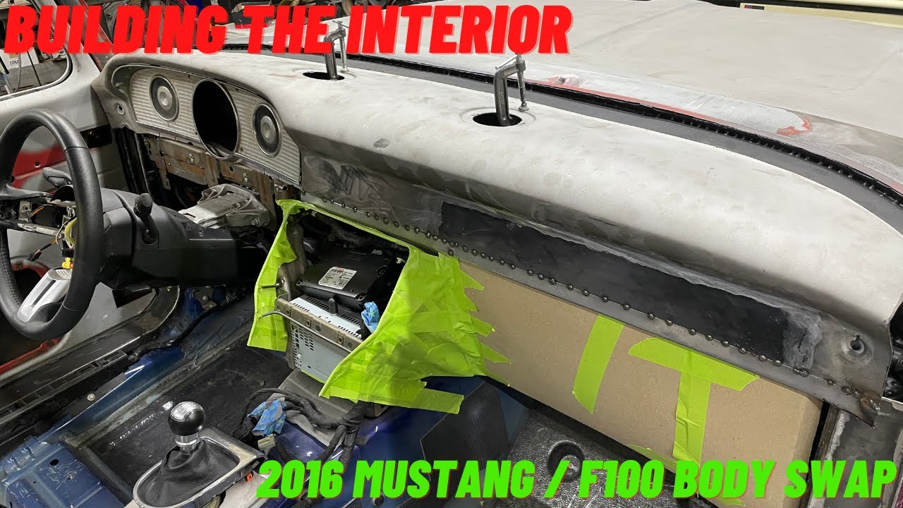 Сборка приборной панели F100 Mustang Body Swap Custom.