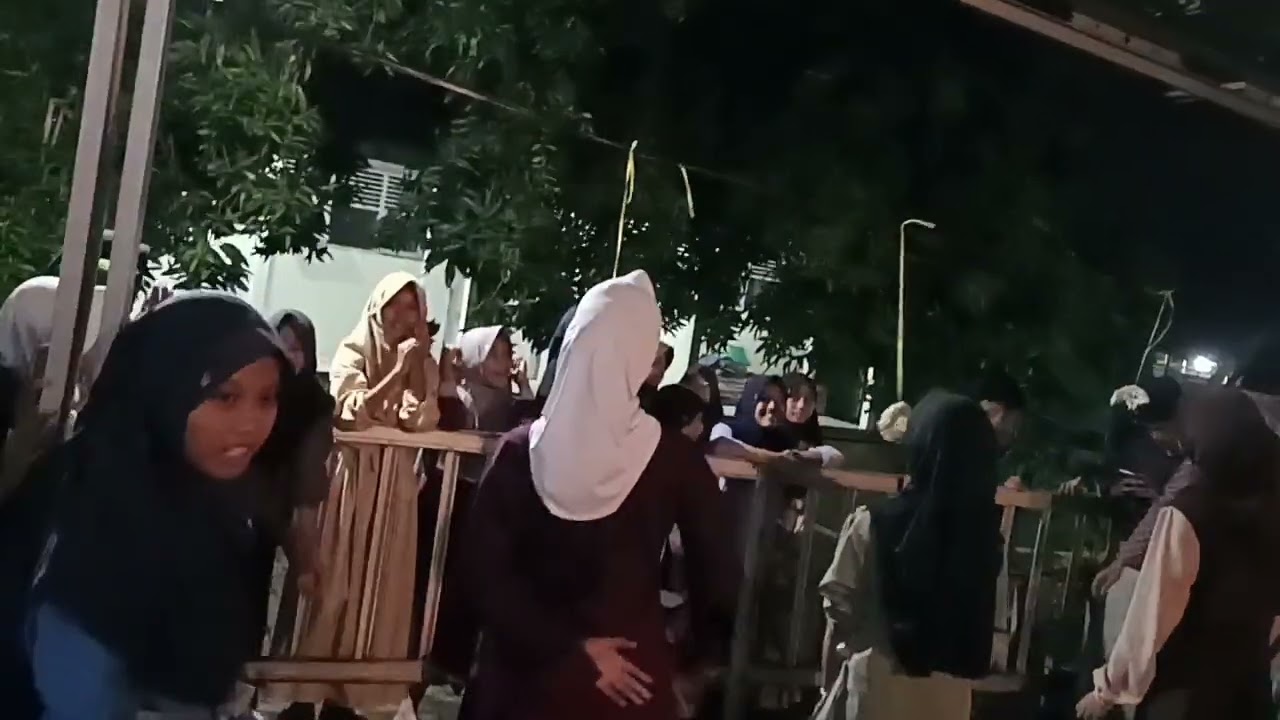 Lomba makan kerupuk Madrasah Al-Khususiyah Klareyan 2026