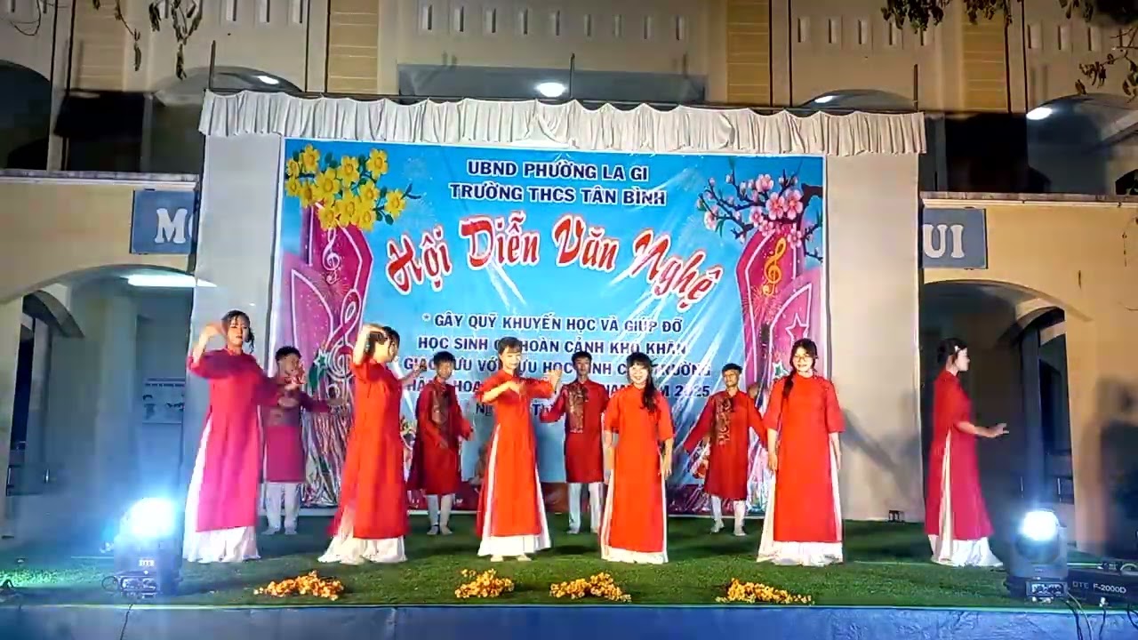 Tết đông đầy do lớp 9C, trường THCS Tân Bình, Lâm Đồng biểu diễn.