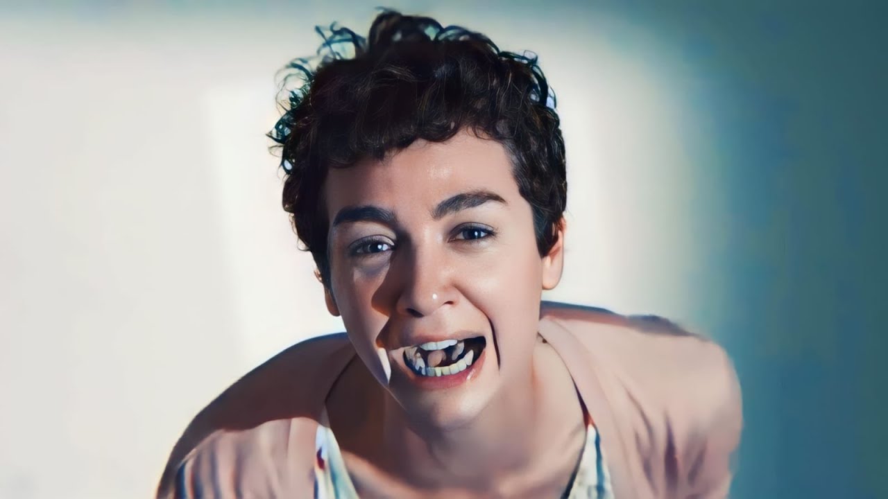 أم بتتخلص من بنتها الصغيرة بسبب الفضيحة وبعد 18سنة بتحاول ترجعها لكن كانت صدمة العمر❌ لا تبكي يا أمي