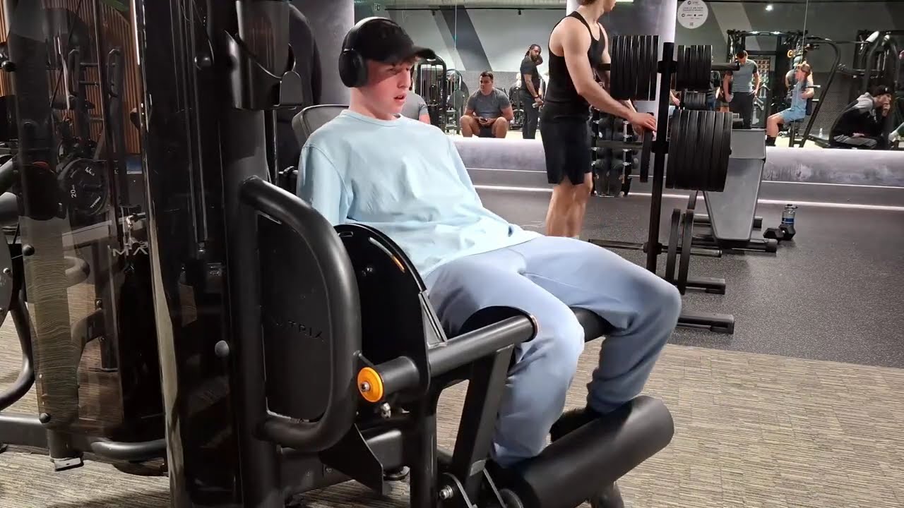 34-й день видео из спортзала: тренировка ног #спортзал #мотивация #тренировканатяги