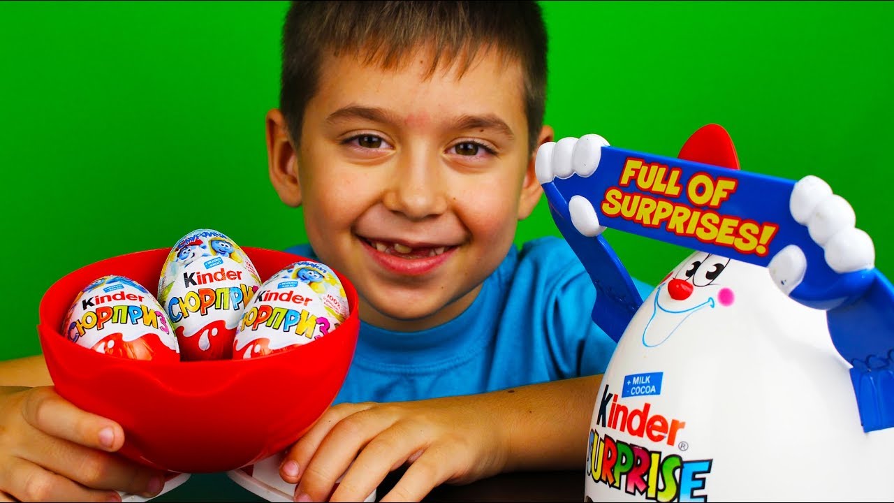 3 Kinder surprise eggs The Smurfs in the city