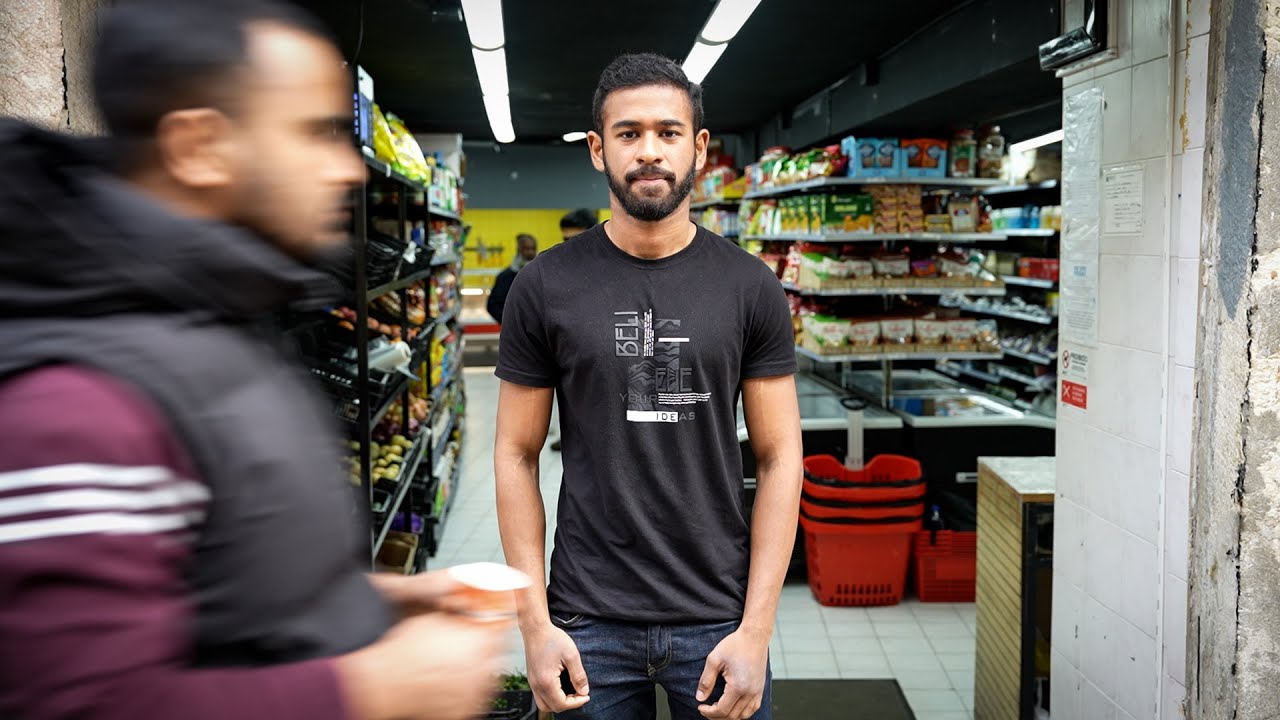 Encostados à parede. O rosto de três comerciantes do Benformoso