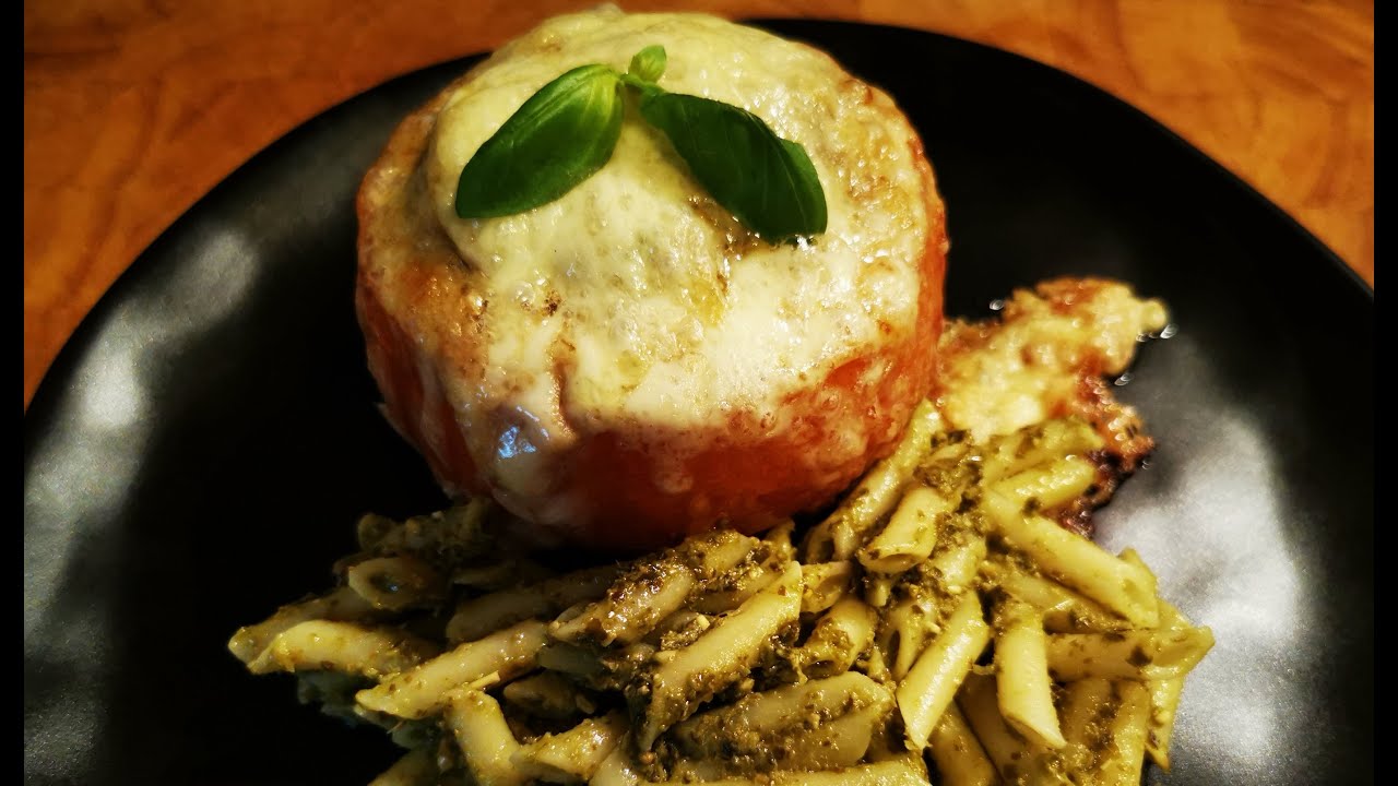 gefüllte Tomate mit Hackfleisch und Käse überbacken