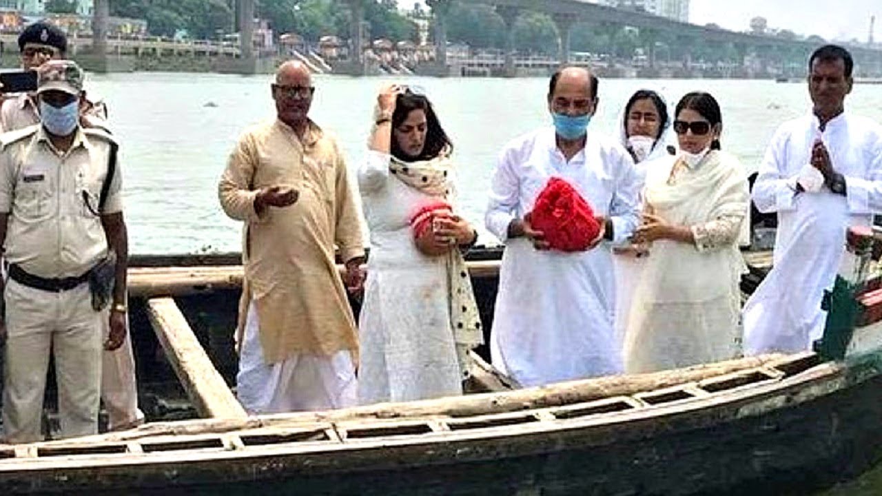 Sushant Singh Rajput Asthi Visarjan By His Father At River Ganga