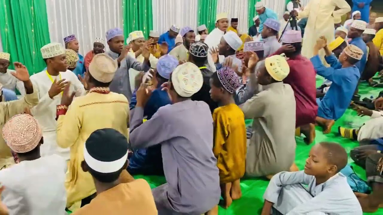 TAZAMA MADRASAT BADAWIY WALIVYOWAINUA MASHARIFU KWA QASWIDA NZURI