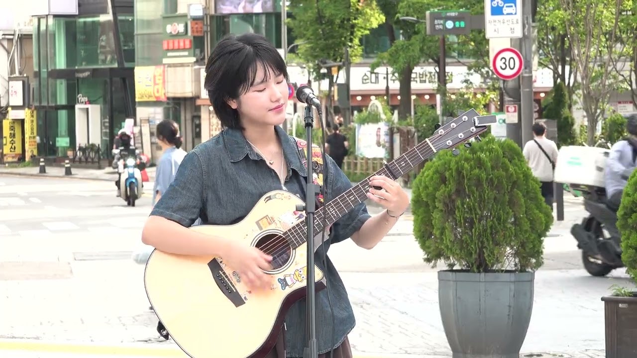 다린 stood 기타 보컬 - 보컬 꾼실용음악학원 버스킹 - 신촌 명물쉼터 버스킹 .