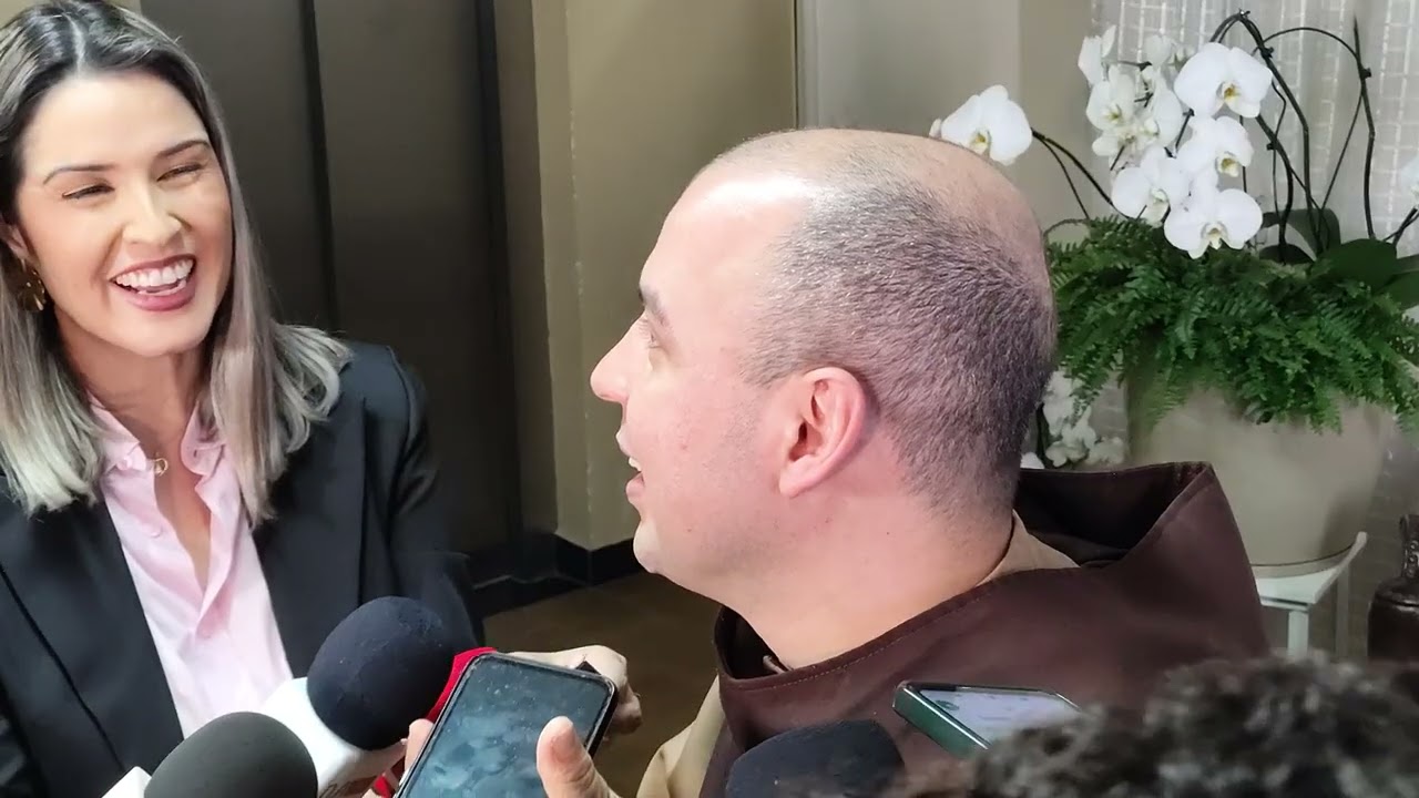 Frei Gilson concede entrevista coletiva em Apucarana.