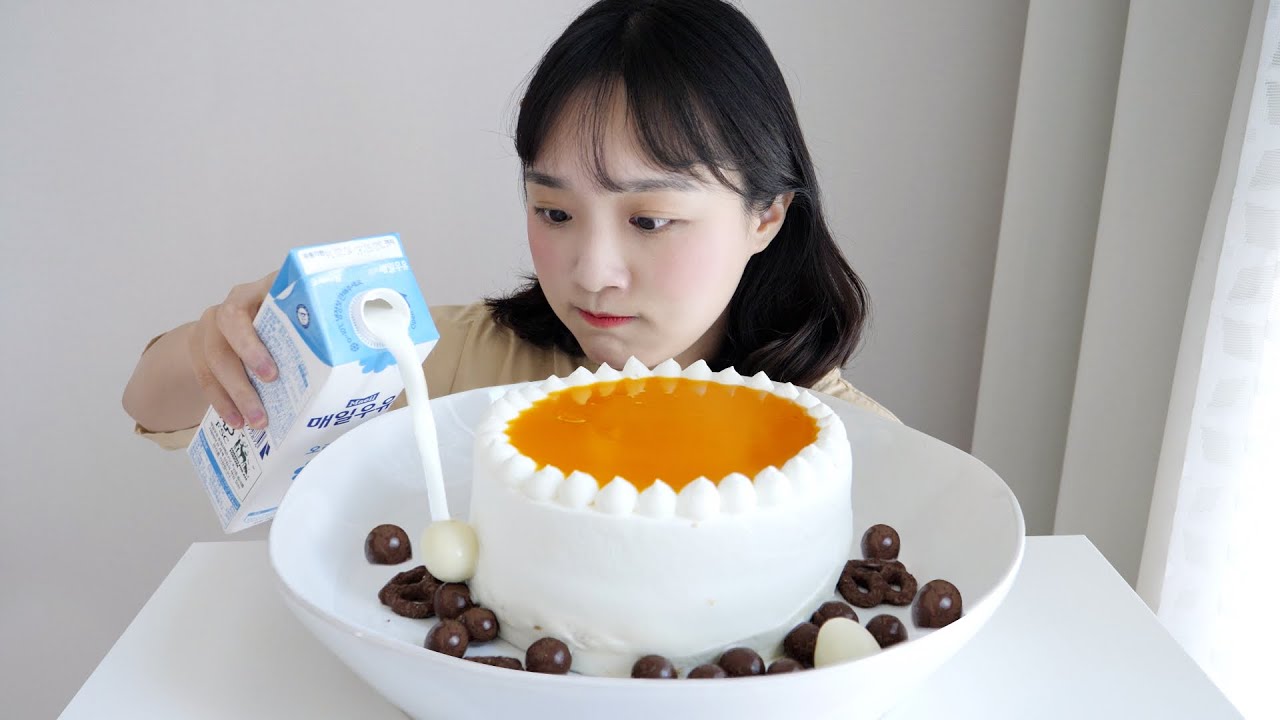 우유에 말아먹는 망고 케이크 먹방 🍰 ft. 컵누들 매콤찜닭맛 REALSOUND MUKBANG | Mango cake with milk, Dessert :D