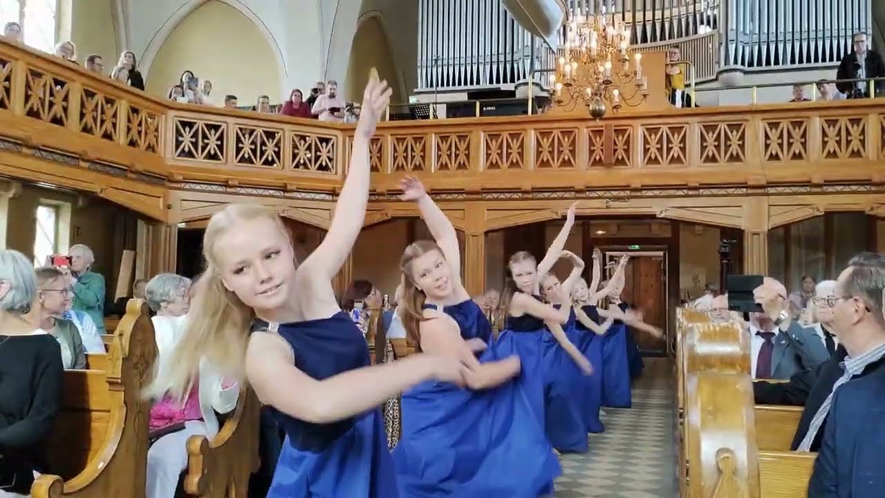 Tanssikoulu STAGEn kirkkotanssiteos 