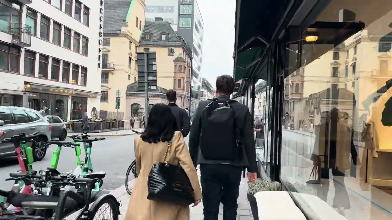 Stockholm Walks: Snickarbacken - Regeringsgatan. Central city after work.