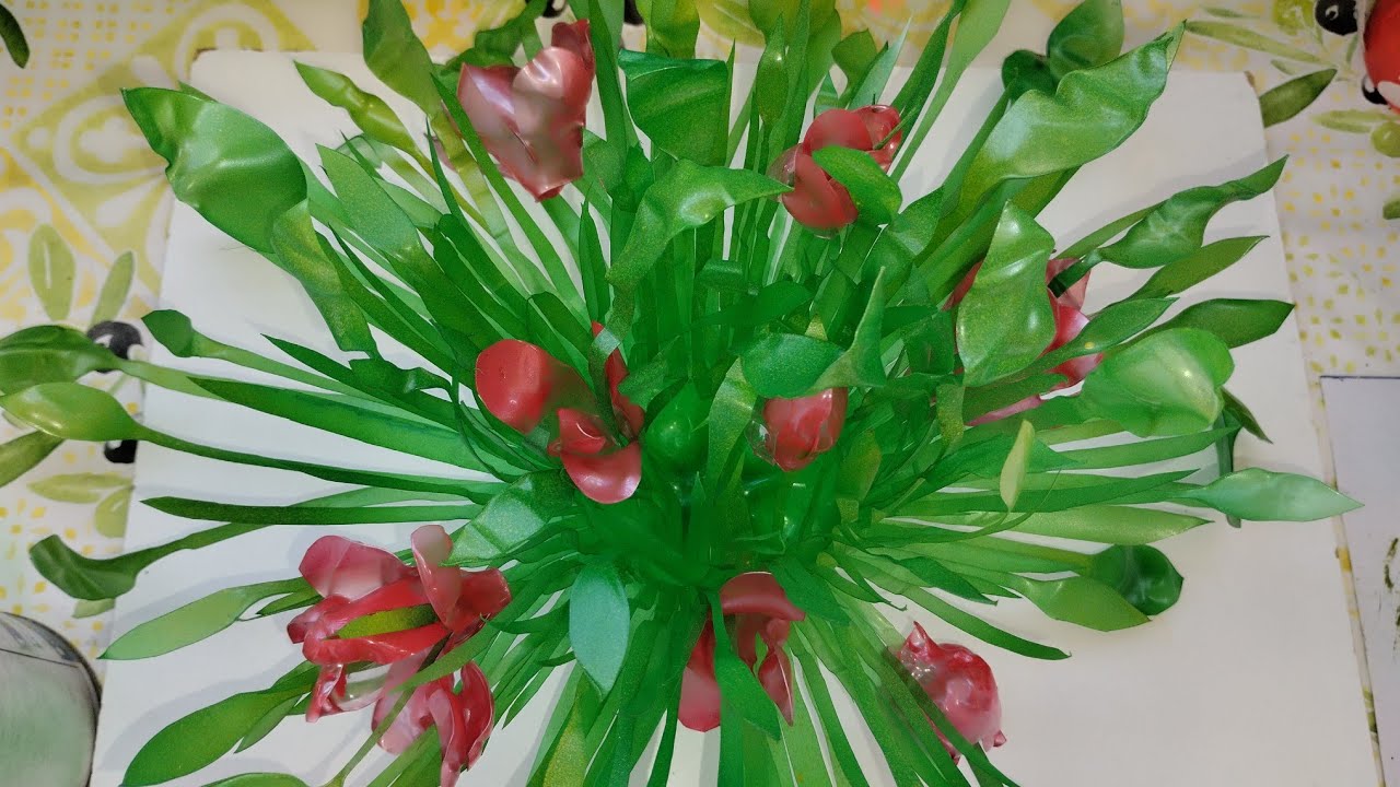 باقة تزين الطاوله من قوارير البلاستيك