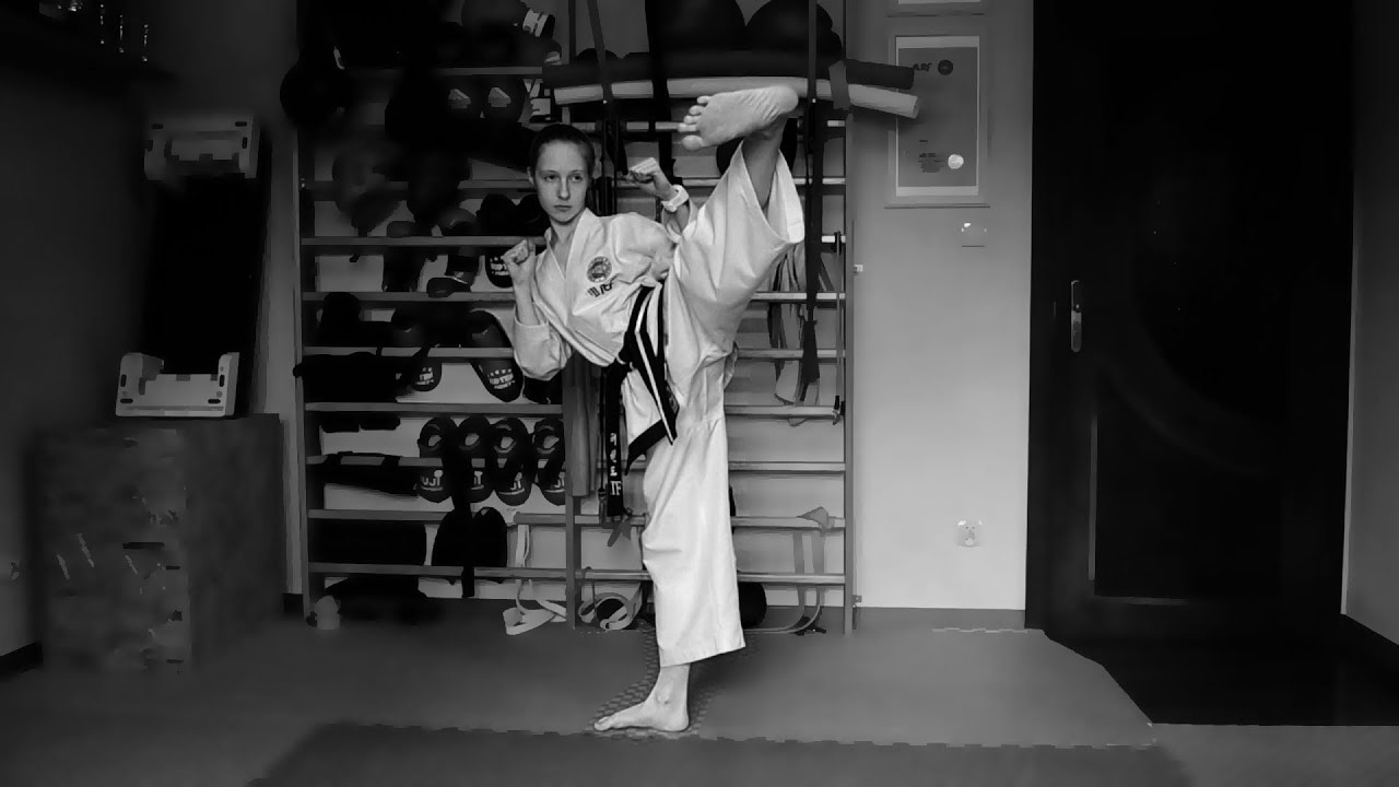 Trening kopnięć podstawowych przygotowujący do egzaminu Taekwon-do.