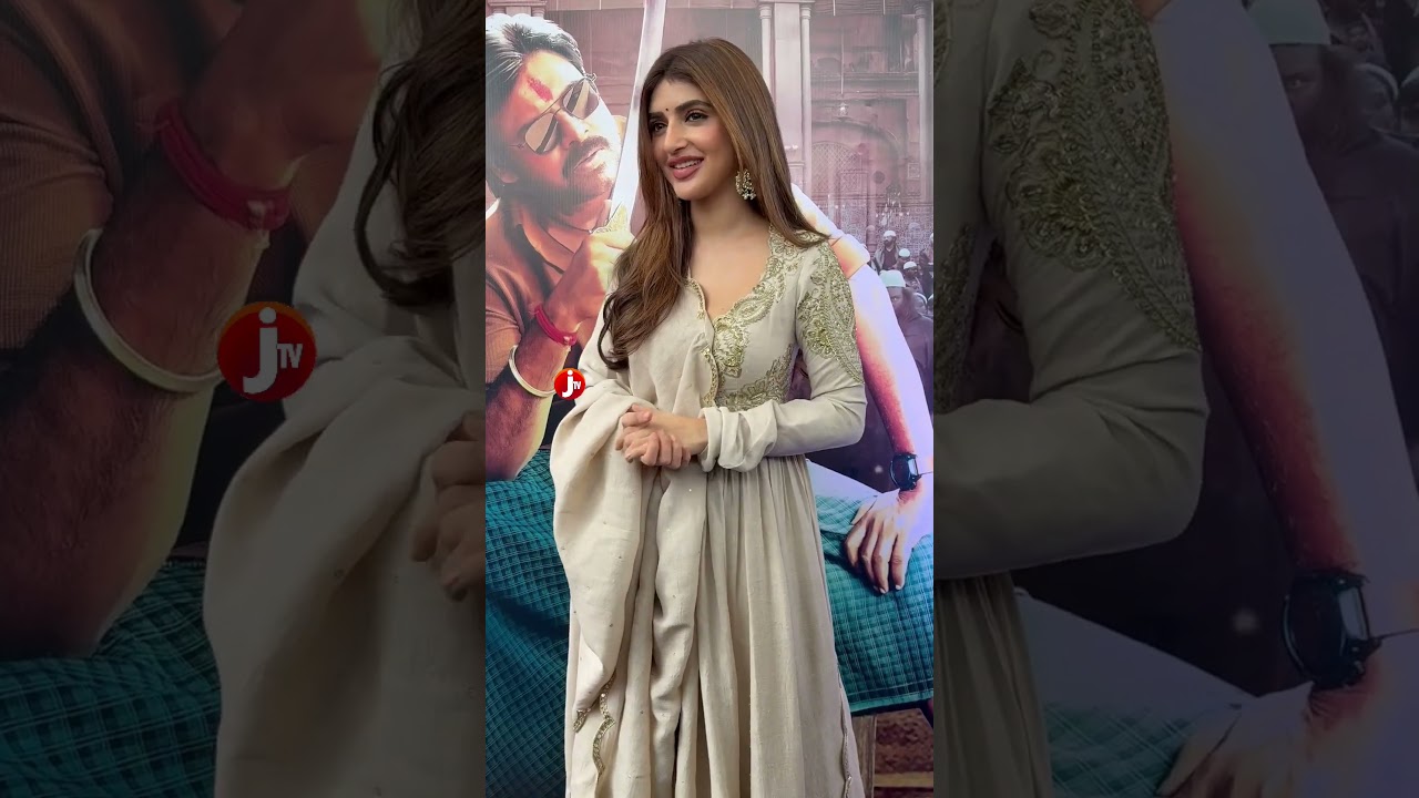 Actress Srileela Gorgious looks at USTHAD bhagatsingh pre release event #ustaadbhagatsingh
