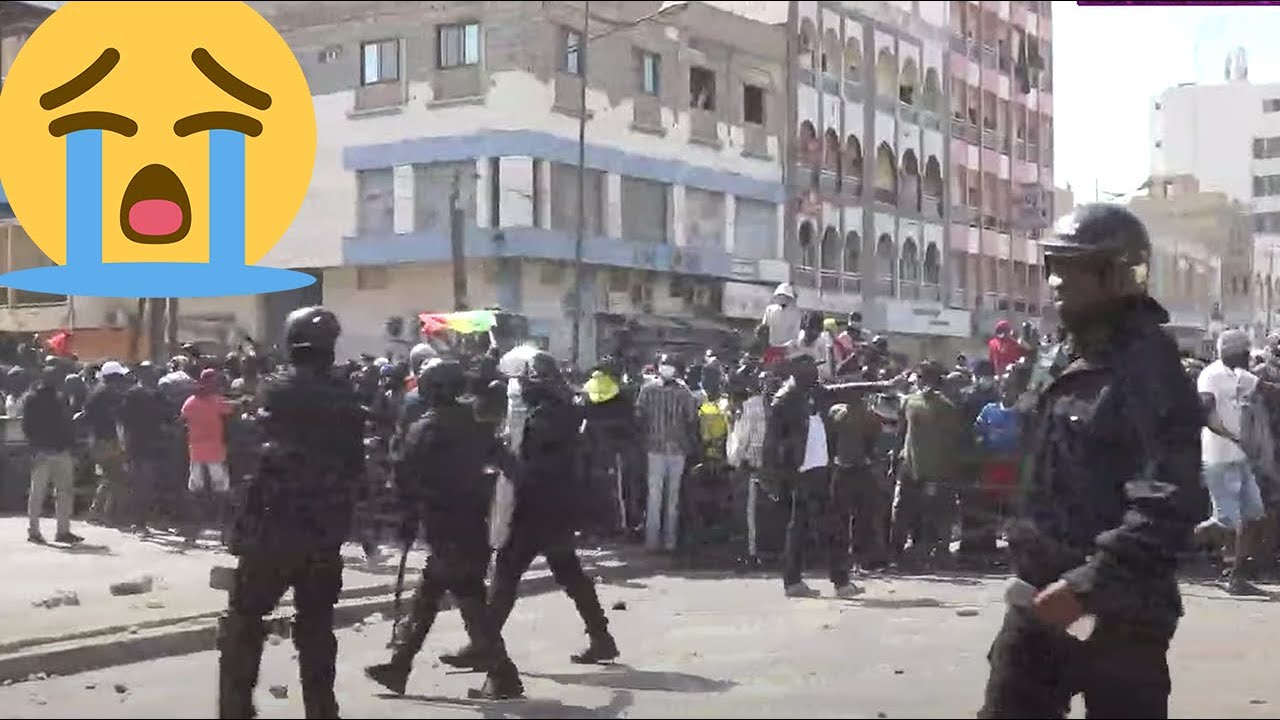 Les forces de l'ordre reculent devant les manifestants, La Video Qui a fait pleurer tout Le monde