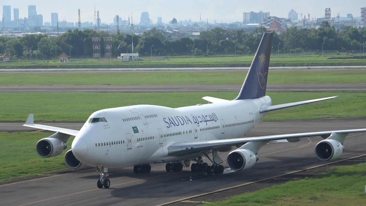 Lengkap !!! Proses Landing dan Take Off Pesawat Raksasa Boeing 747-400 di Bandara Juanda Surabaya