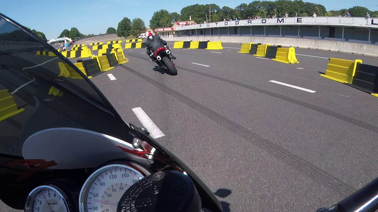 Café Racer festival samedi matin Norton Rotatif filmé par Voxan Street Scrambler