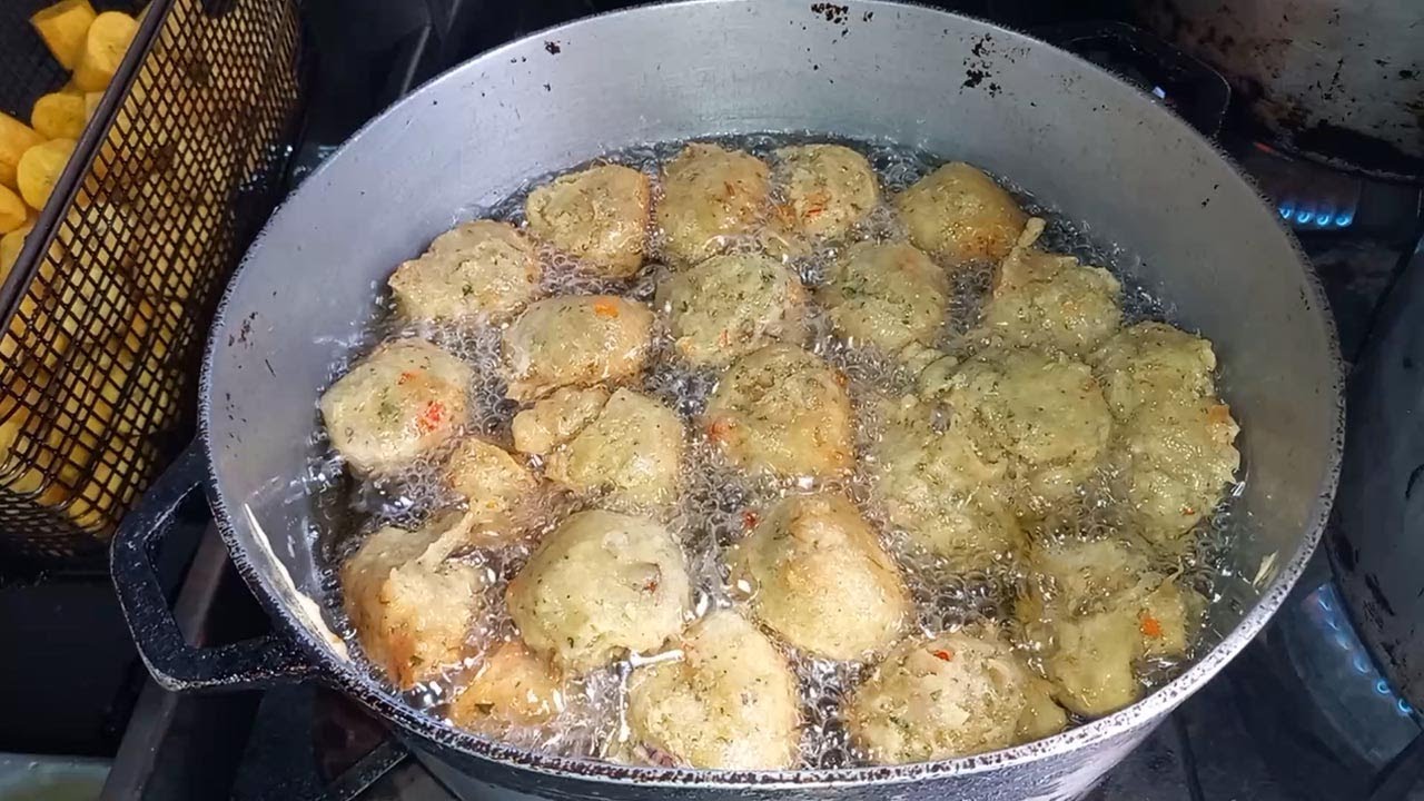 Chef Cesarin prepara receta de bu&ntilde;uelos de bacalao.