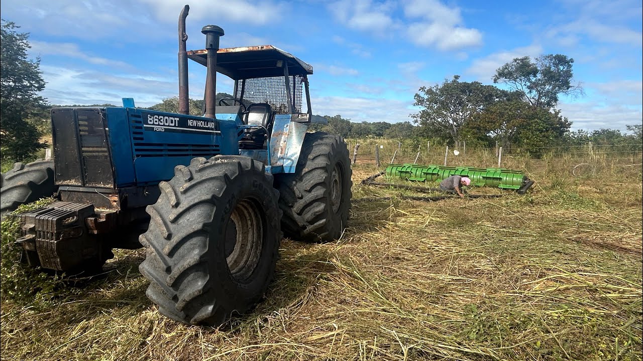 Triângulo com Rolo-Faca passando em área de capim andropogon.