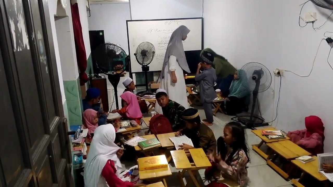 KEGIATAN NGAJAR DAN MENGAJI TPQ AL HUSNA SURABAYA 
