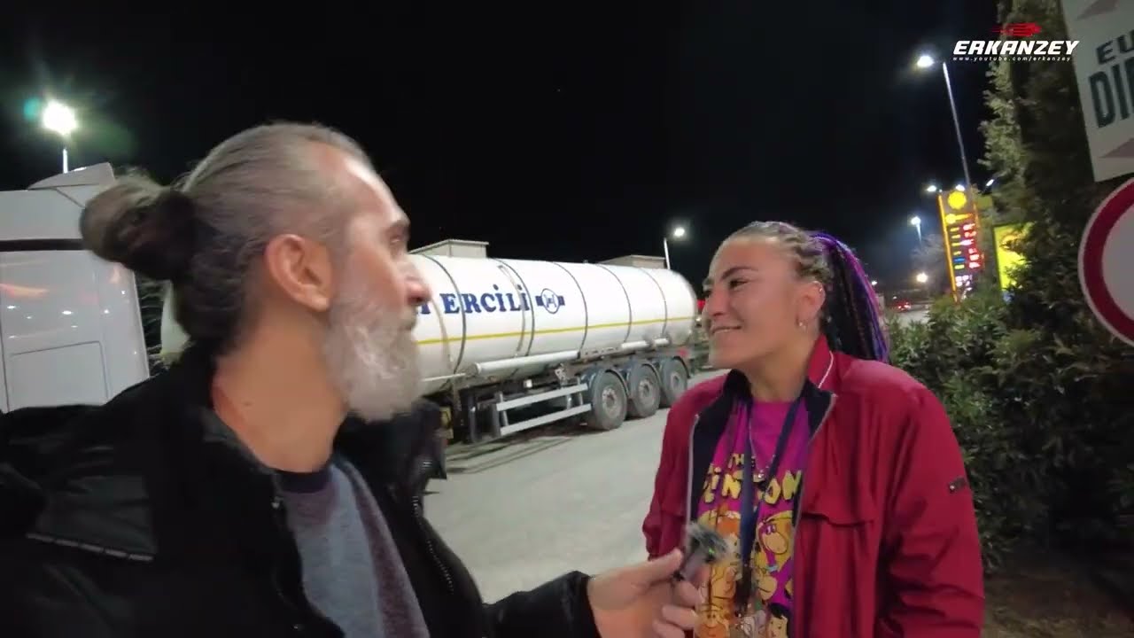 Pembe &Ccedil;oraplı Renkli Tankerci Dilek ile Tanışın