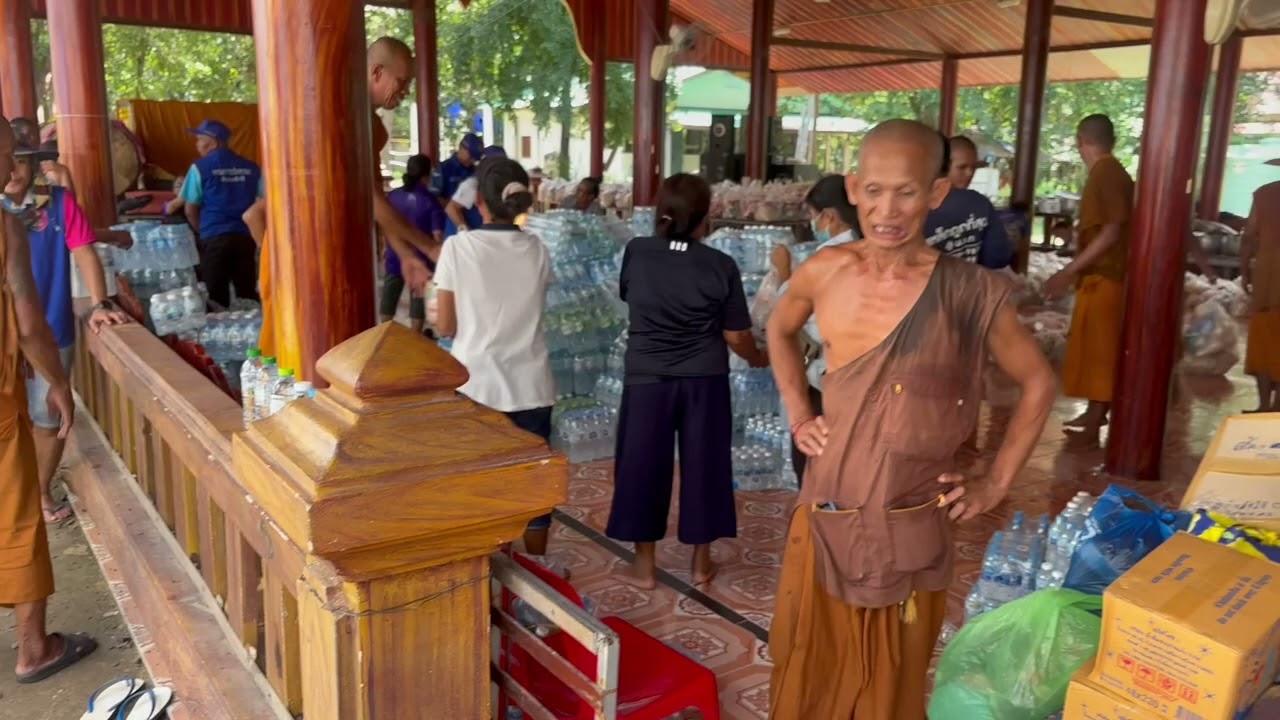 Flood Aid - Collecting food, water and clothes for flood victims in Thailand.