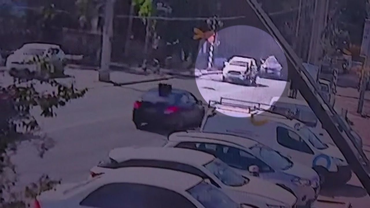 Mujer se salva de ser arrollada por un tren: se baj&oacute; del auto y alcanz&oacute; a escapar