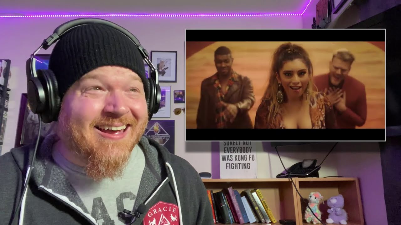 Music Teacher Reacts:  PENTATONIX - Can You Feel The Love Tonight