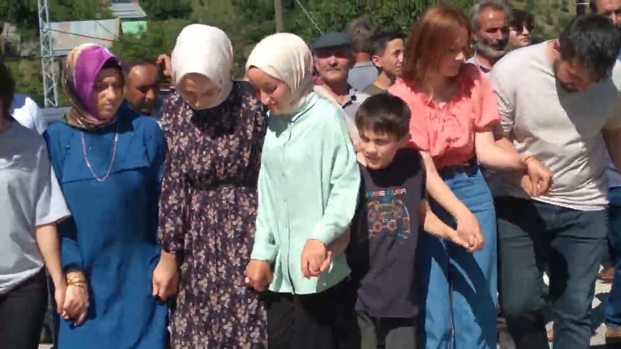 kürtün gündoğdu köyünde ,üç ayak horon .
