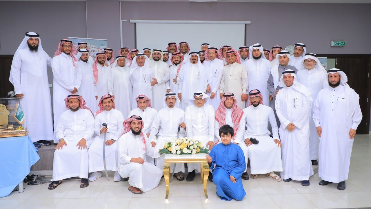حفل منسوبو مدرسة صقر قريش الابتدائية لتكريم الأستاذ سالم بن محمد باوزير بمناسبة تقاعده