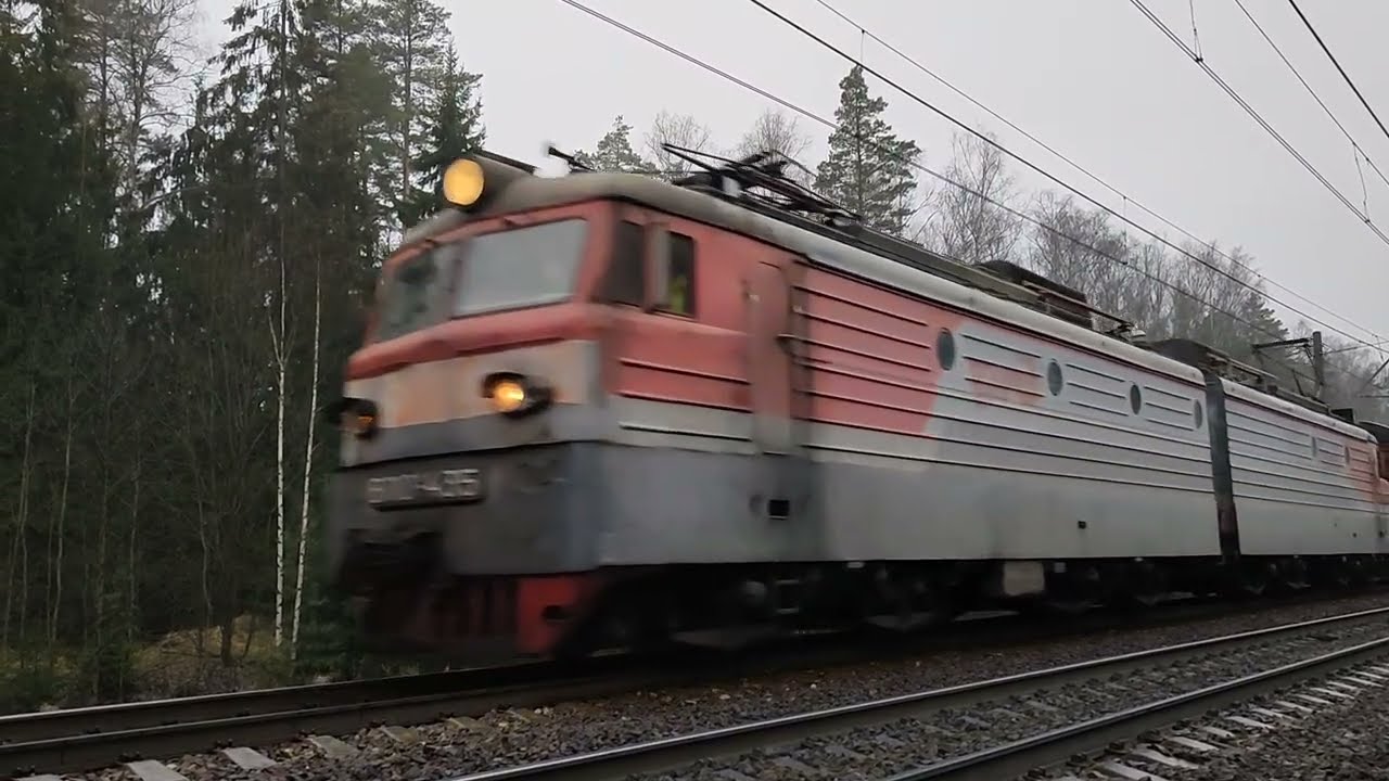 Электровоз ВЛ10У-435 с хопперами