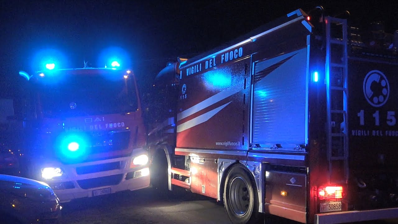 INCENDIO CAPANNONE AGRICOLO - Automezzi dei Vigili del Fuoco di Mestre in emergenza