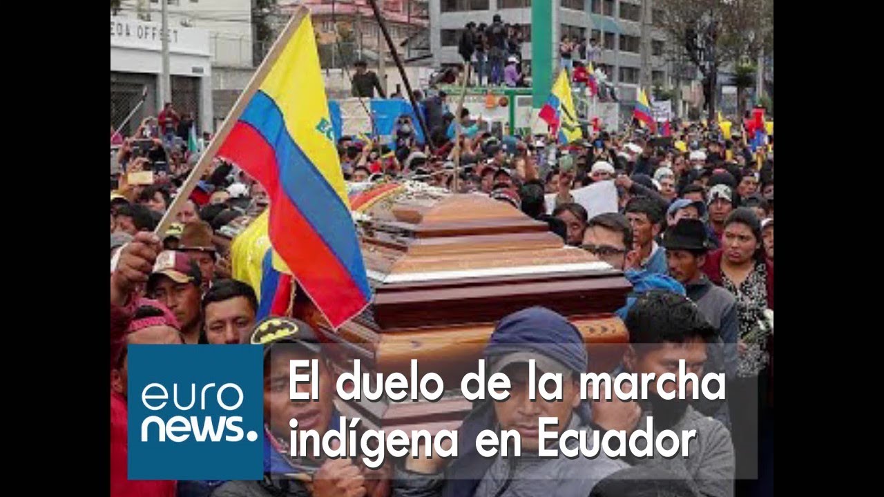 Policías obligados a portar el ataúd de un indígena muerto en las protestas de Ecuador