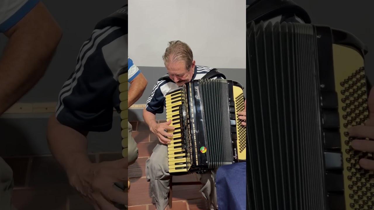 Gildinho com sua Scandalli 4s