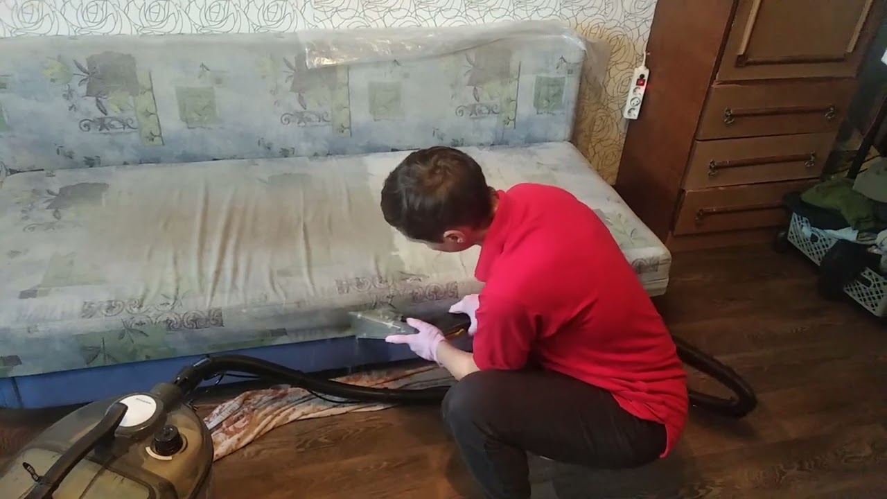 Химчистка дивана с помощью пылеводососа Lavor professional. Приемущество работы аппарата.