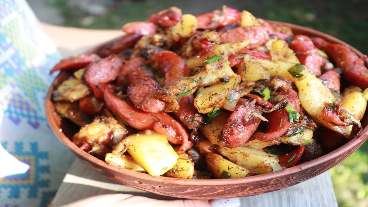 Жареный картофель с охотничьими колбасками в казане
