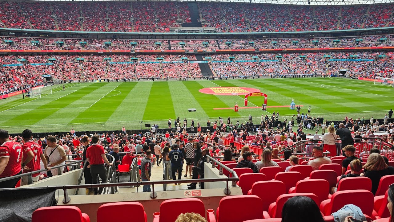 Jerzy Club Wembley Bobby Moore Lounge Trailer